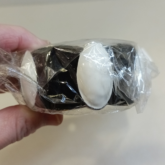 TRUE Brand Black And White Enamel Oval Silver Tone Hinged Clamper Bracelet NEW - Picture 3 of 5